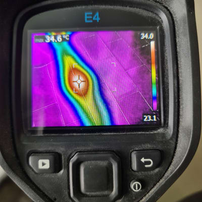 מד חום אינפרא אדום מציג דליפת חום בצנרת