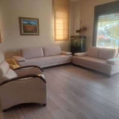 ספות מרופדות בחדר מואר עם חלון גדול