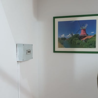 תמונה ממוסגרת של טחנת רוח על קיר לבן