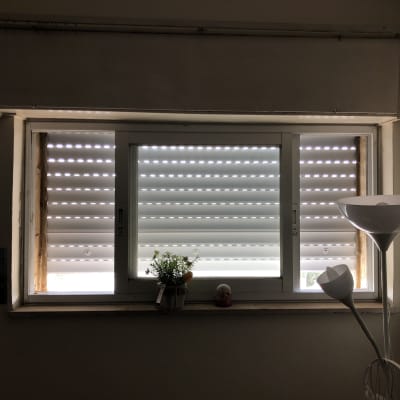 תריסים סגורים עם חריצים לאור בחלון