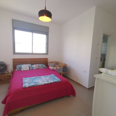 חדר שינה עם מיטה זוגית, עריסה ושידת החתלה