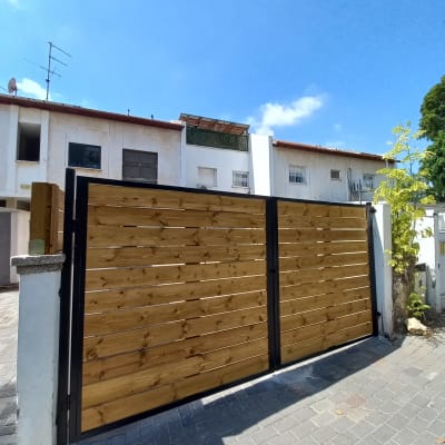 שער עץ חום עם מסגרת מתכת שחורה