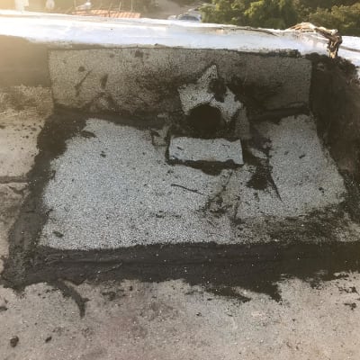 איטום גג עם זפת שחורה סביב צינור