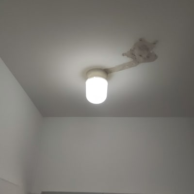 מנורה עגולה מותקנת בתקרה עם תיקון טיח