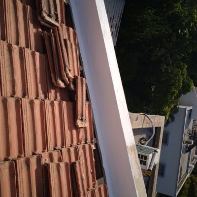 גג רעפים עם איטום לבן לאורך הקצה