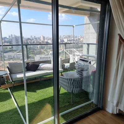 דלת זכוכית למרפסת עם נוף עירוני