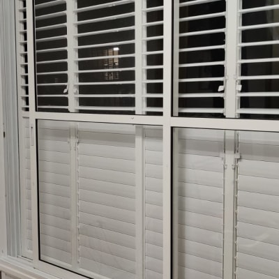 חלון אלומיניום עם תריסים לבנים