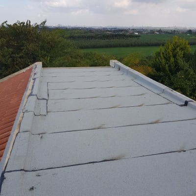 גג שטוח עם איטום ביטומני ושוליים אטומים