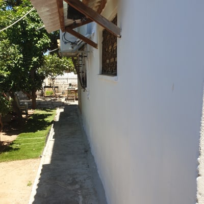 קיר חיצוני צבוע עם איטום לאורך הבסיס