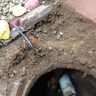 פתח ביוב עם צינור שבור ומים עומדים