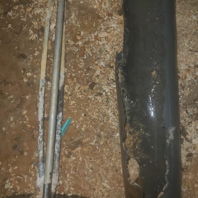 חלקי דוד שמש ישנים ומפורקים על הקרקע