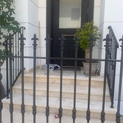 מקל צבע מונח ליד דלת כניסה שחורה