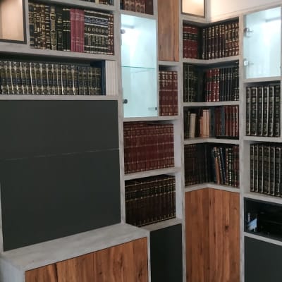 מדף ספרים עם תאורה עליונה מובנית