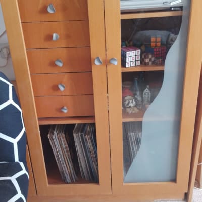 דלת זכוכית בארון עץ עם מדפים פנימיים