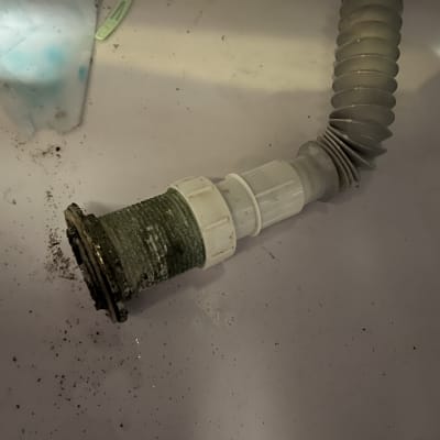 צינור גמיש עם חיבורי פלסטיק על משטח מלוכלך