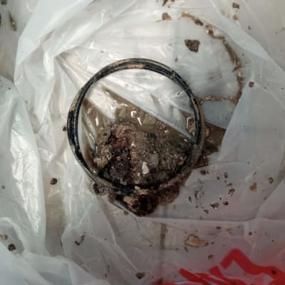 צינור גומי מלוכלך עם לכלוך בתוך שקית פלסטיק