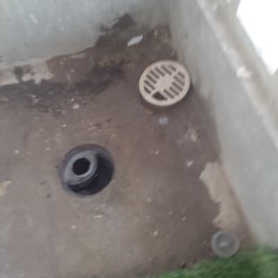 כיור בטון עם חור ניקוז ופתח צינור