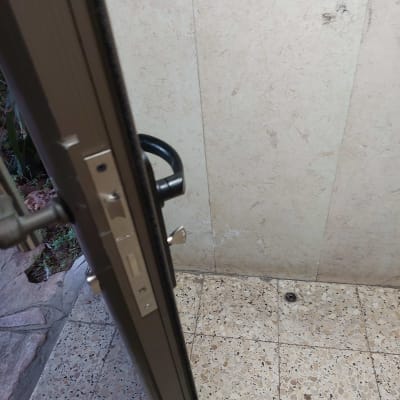 דלת פתוחה עם מנעול ומפתח