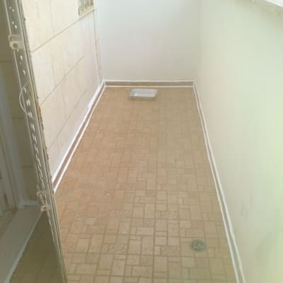 איטום פינות מרפסת עם חומר לבן לאורך הקירות