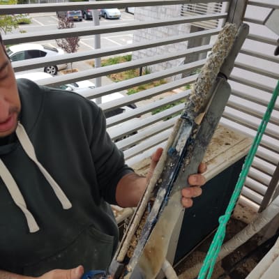 אדם מחזיק גוף חימום עם אבנית