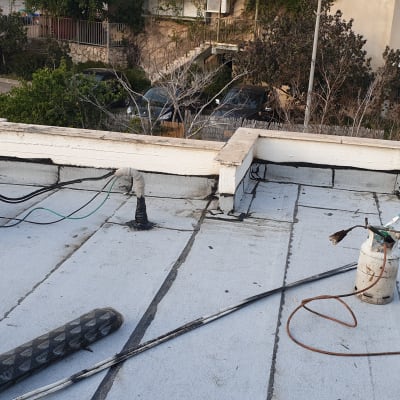 גג עם יריעות איטום, בלון גז וצינורות