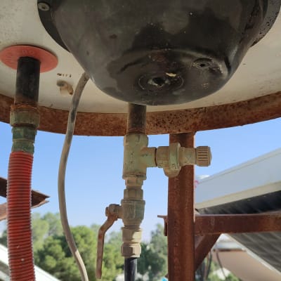 חלק תחתון של דוד שמש עם צינורות וברזים