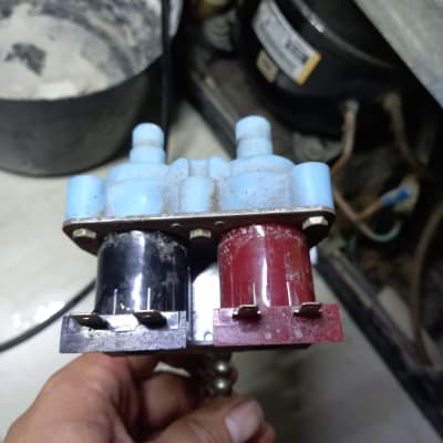 שסתום מים כפול עם חיבורים כחולים