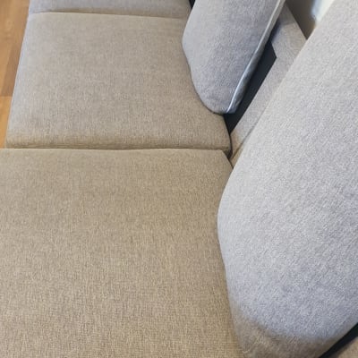 ספה אפורה עם כריות מושב ומשענת