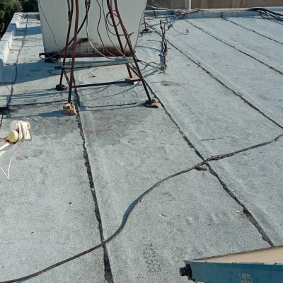 גג אטום עם יריעות ביטומניות וכבלים