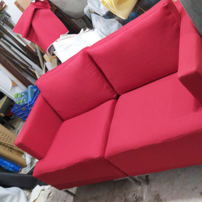 ספה אדומה עם ריפוד, חומרים מסביב