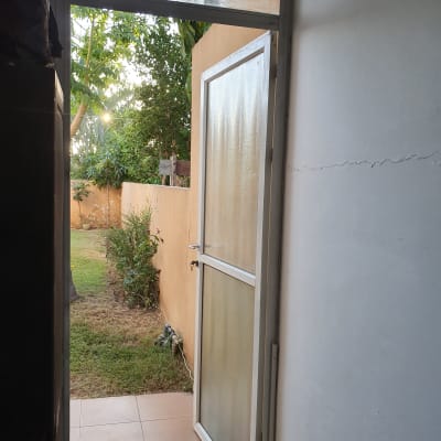 דלת זכוכית חלבית פתוחה עם מסגרת לבנה