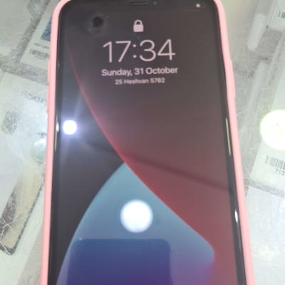 אייפון עם מסך נעילה ותאריך 31 באוקטובר