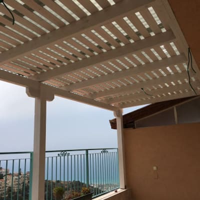 פרגולת עץ חדשה שנבנתה אצלנו בבית