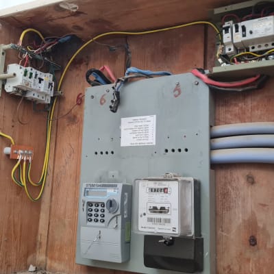 לוח חשמל עם חוטים ומפסקים חשמליים