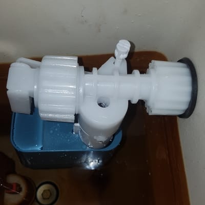 שסתום פלסטיק לבן במיכל מים