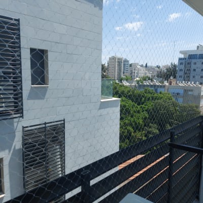 רשת למניעת כניסת יונים במרפסת בניין