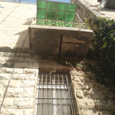 מרפסת עם סדקים בקיר, זקוקה לשיפוץ