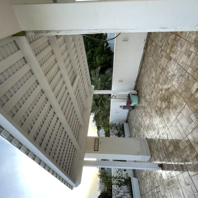 מרפסת עם עציצים ופרגולה מעץ