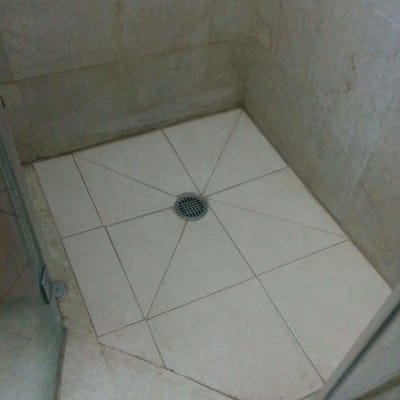 רצפת מקלחת מרוצפת עם ניקוז במרכז