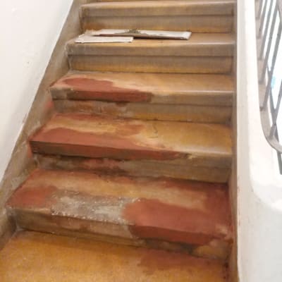 מדרגות עם תיקוני טיח בצבע אדום