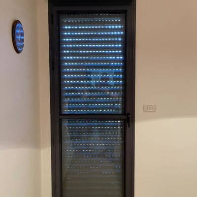 חלון אלומיניום עם תריסים סגורים