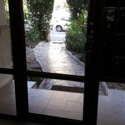 דלת זכוכית שקופה עם נוף חיצוני