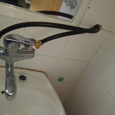 ברז עם צינורות מחוברים למערכת סולארית