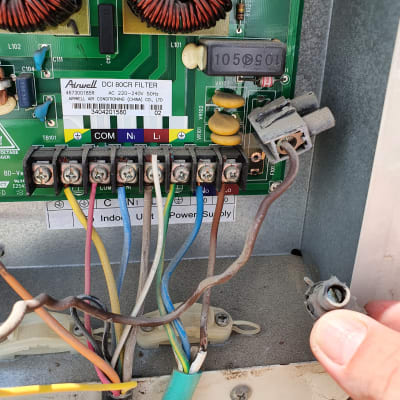 חוטי חשמל מחוברים ללוח מעגלים מודפס