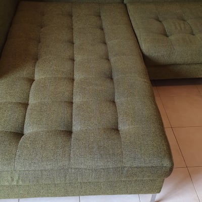 ספה ירוקה על רצפת אריחים בהירה