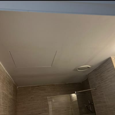 תקרת גבס עם פתח שירות ועיגול תאורה