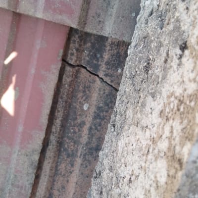 רעפים שבורים וסדוקים על גג