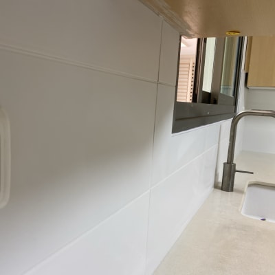 כיור וברז מותקנים על משטח עבודה במטבח