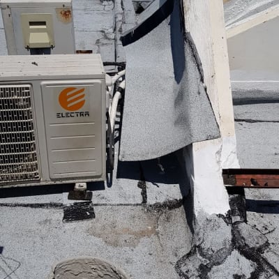 דלי עם חומר איטום ומרית על גג