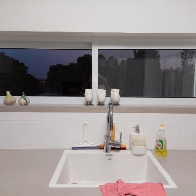 כיור מטבח עם ברז, חלון ומשטח עבודה